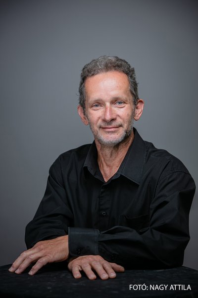 Kozári András